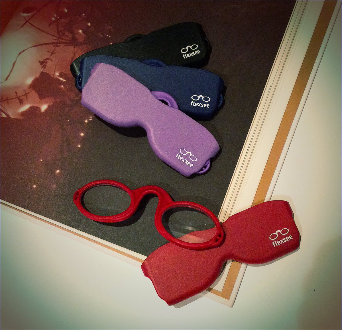 MOSHframemakers's tweet photo. So compact they can be adhered to your tablet or phone - a great gift idea! #MiniReaders #TisTheSeason https://t.co/3M15kD1EVs