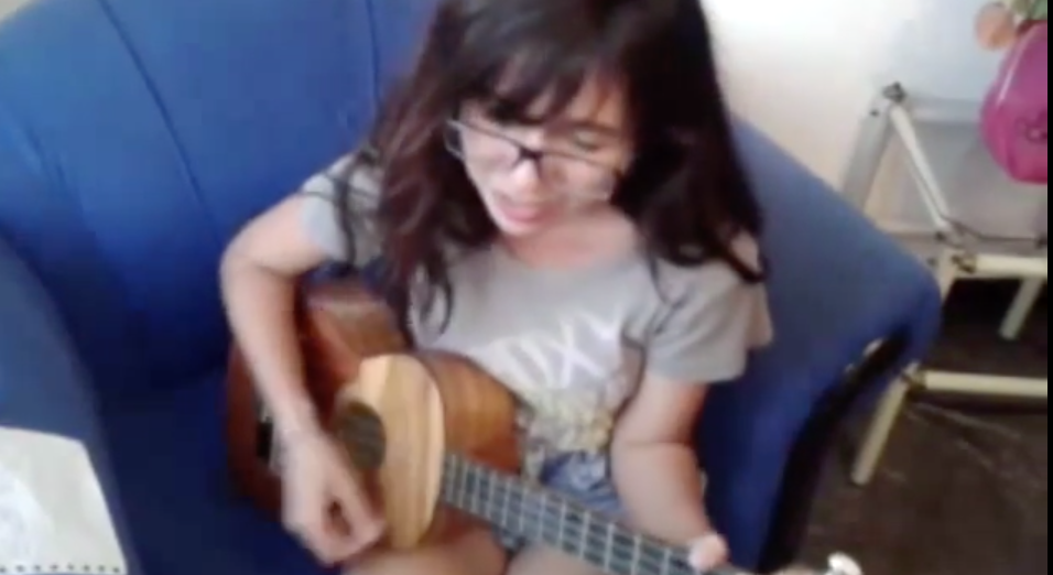 tucuatro's tweet photo. Mafer graba para concurso de la MAU https://t.co/gzdZEeKsFA #NuestrosCuatristas comparten @gibsonmafer https://t.co/uupaf09OOp