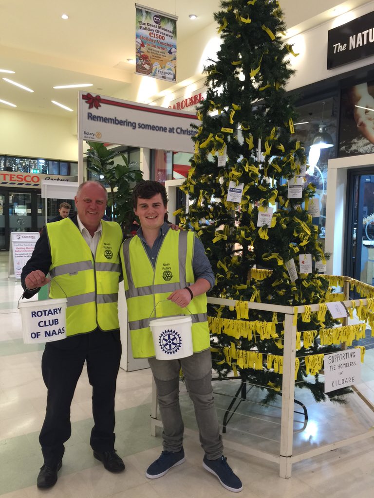 TheHarryMcC's tweet photo. Great evening with @NaasRotaryClub in @TescoIrl doing the Christmas Remembrance Tree for @PMVTrust ! https://t.co/8H6rlNdNKN
