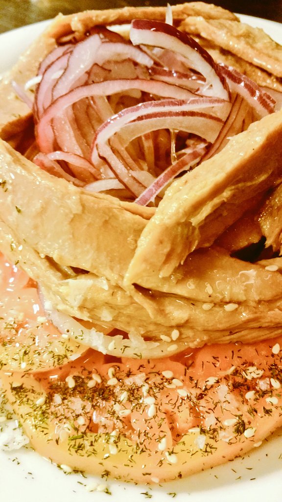 KGBmalaga's tweet photo. Y para los #espias que llevan una vida sana os recomendamos nuestra ensalada templada de tomates catetos #Malaga https://t.co/CQktwLpCSU