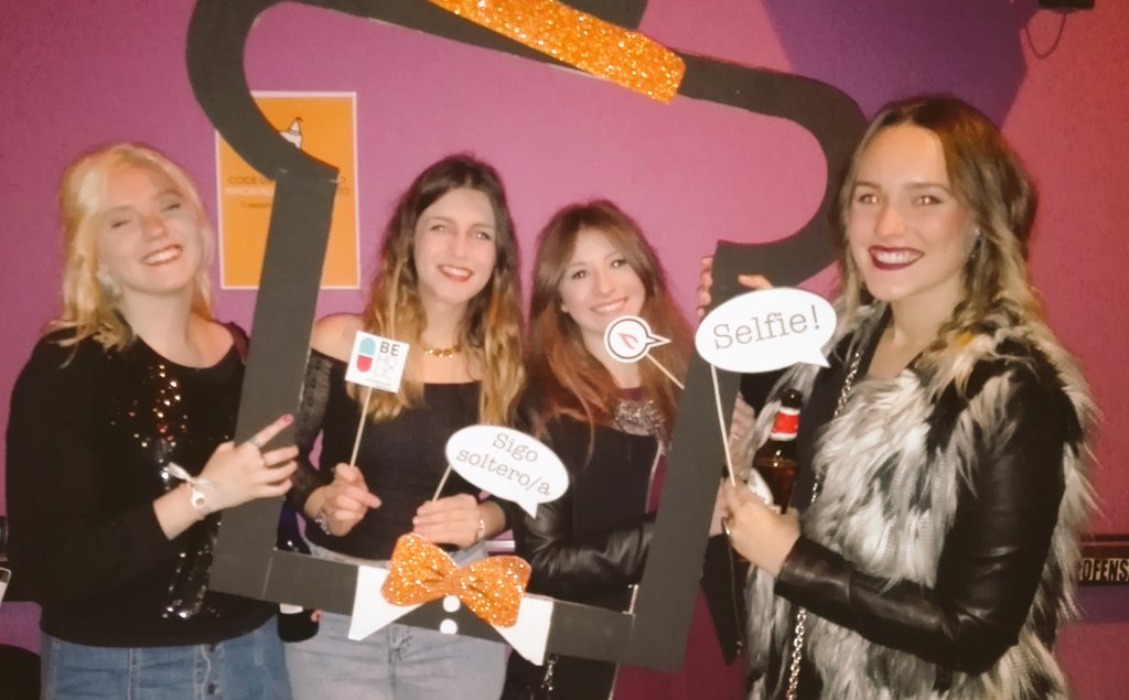 delaclase's tweet photo. @BEHOLICagencia ya ha probado la tostada de fiesta en el photobook del #efectoUP 
#CandelaLlama https://t.co/RSDpm3gV44