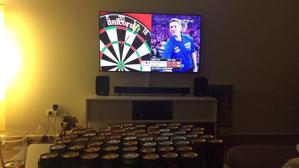 reenhamburg's tweet photo. #dartswm #2016 #drinkbeerorgohome #AllyPally https://t.co/MA8rnAE7Uq