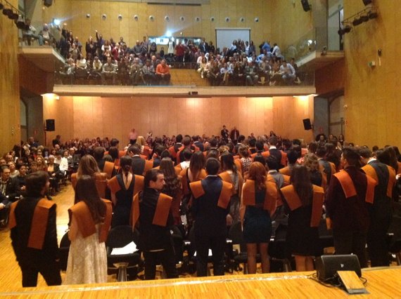 twiterdire's tweet photo. Los alumnos aplauden a sus familias. https://t.co/isR8HrAkZP