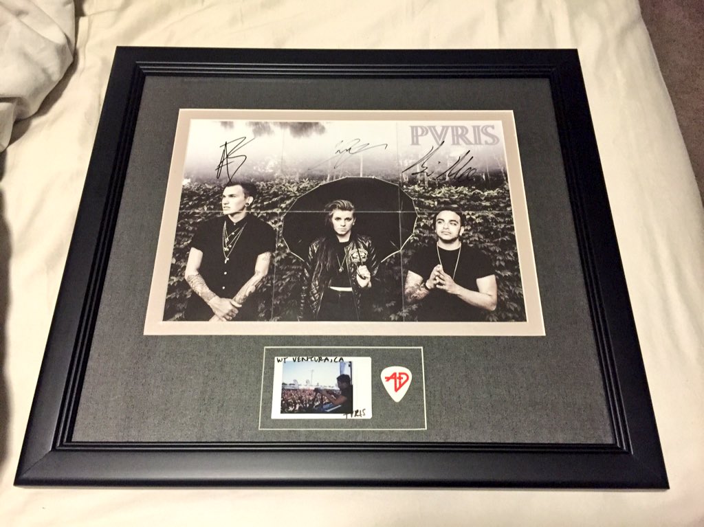 cvrmillv's tweet photo. Framed my @ThisIsPVRIS &amp; @aplusdropouts stuff from @VansWarpedTour '15. 1st time ever going.Wanted to commemorate it https://t.co/Ne8AQB4Nl0