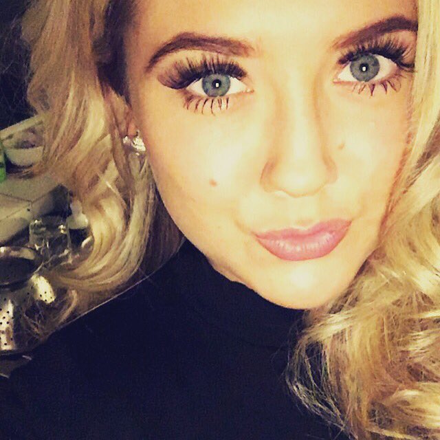 Stinkymarie's tweet photo. Festive drinks with my girl 🎄🙌🏼🙊👠💜 #whynotitschristmas https://t.co/hnmeL08zP6
