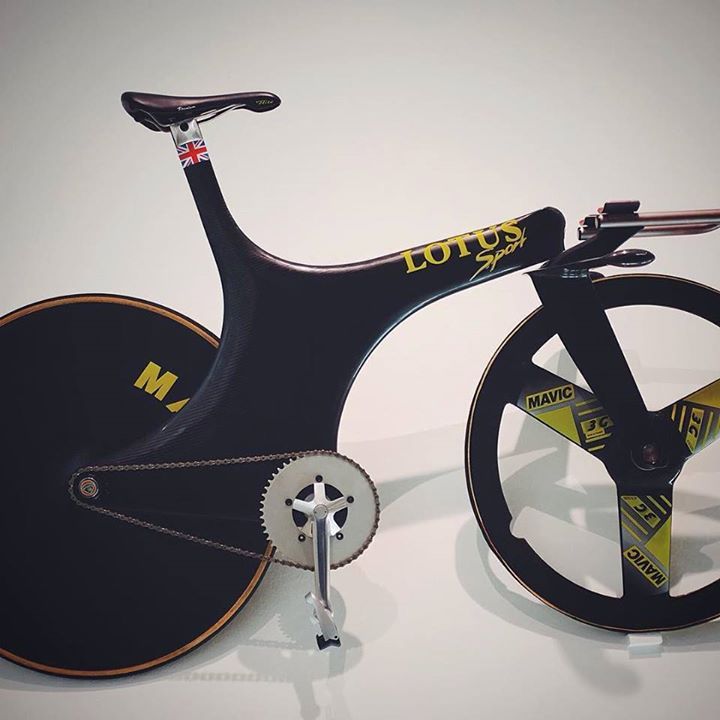 AdoreAngleterre's tweet photo. The Lotus 108. #chrisboardman #lotus #mavic #lotus108 #hourrecord # #designmuseum #london … https://t.co/cfcDf9s7l4 https://t.co/Nb3Jn434PB