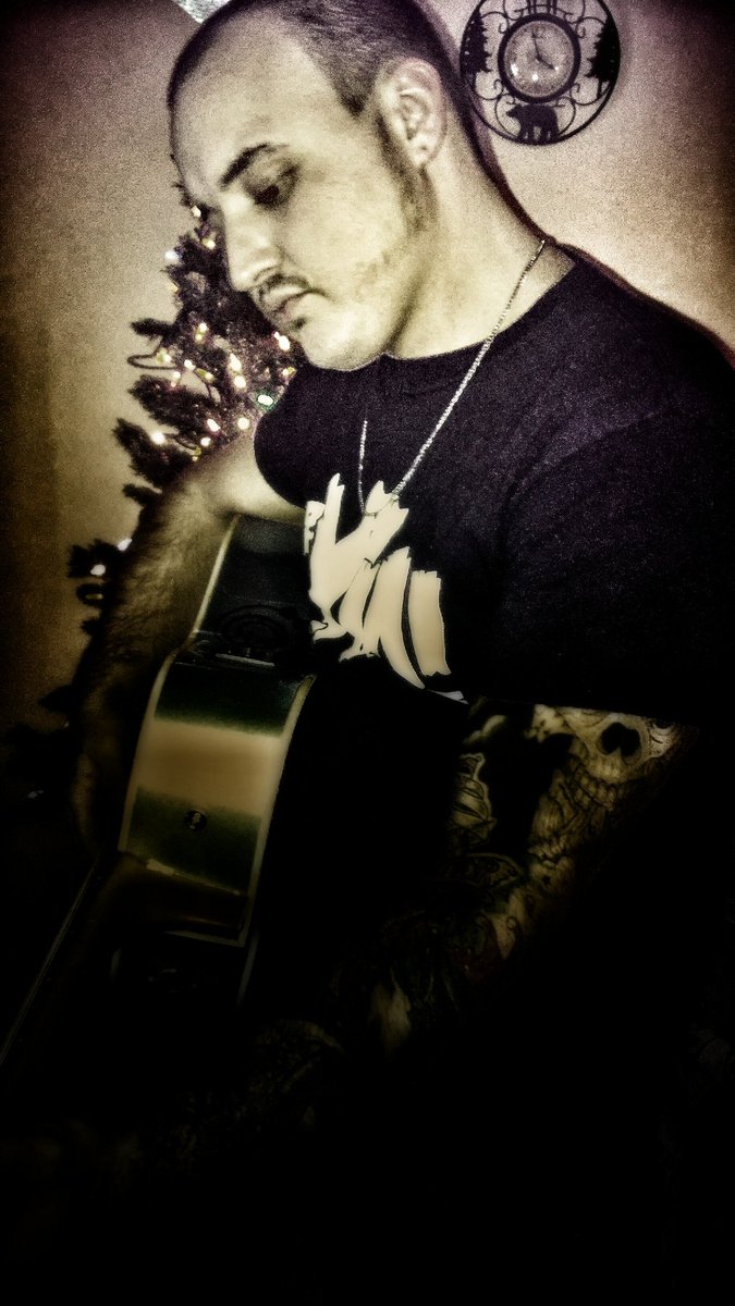 CxM_Mgmt's tweet photo. Sexy Lead Singer For Charlie,Monster, And hes single Ladies ;) Tyler Barker https://t.co/sVKDpdykHQ