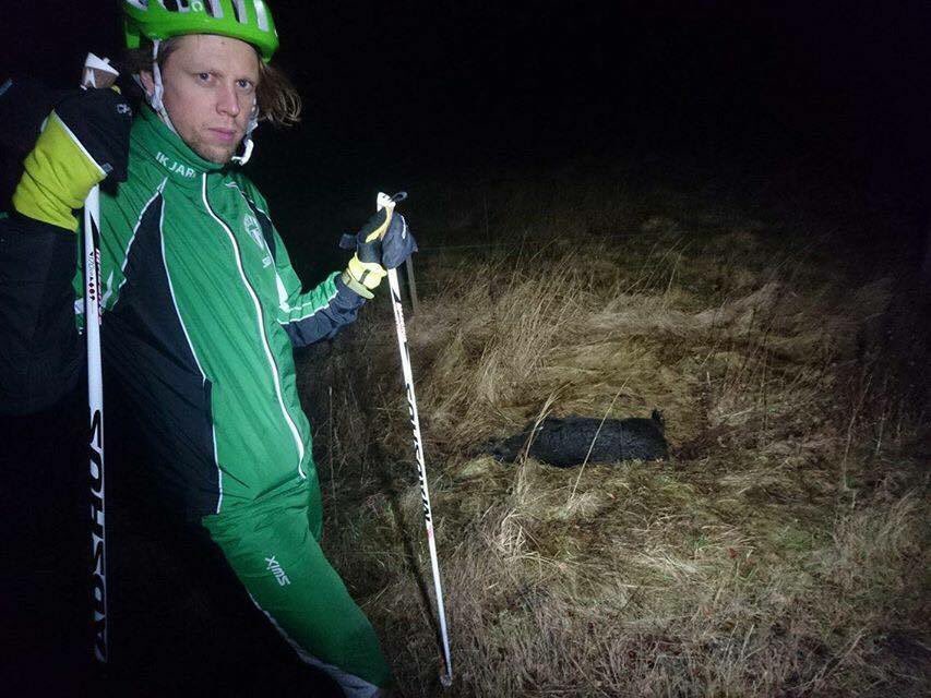entapir's tweet photo. Detta har hänt: Batteriet i lastcykeln tog slut till slut. @adamedmera hittar en grävling #skidhjälpen #mh2015 https://t.co/SuPpRWtknH