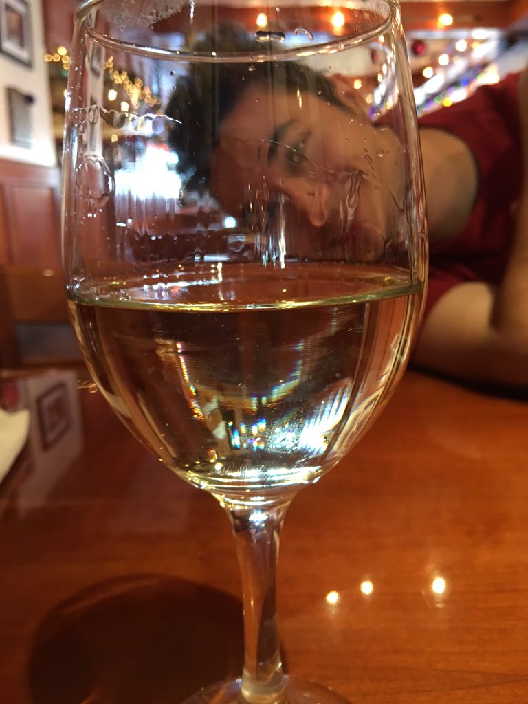 lisadtaylor01's tweet photo. A nice glass of wine with my meal https://t.co/5DZ8ZgwhQm