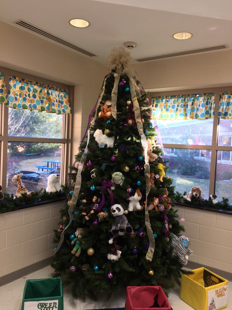 HMESPTO's tweet photo. The tree is full of animals for The Foothills Alliance #hmesshines @hmesshine https://t.co/1CsIGfuTRx