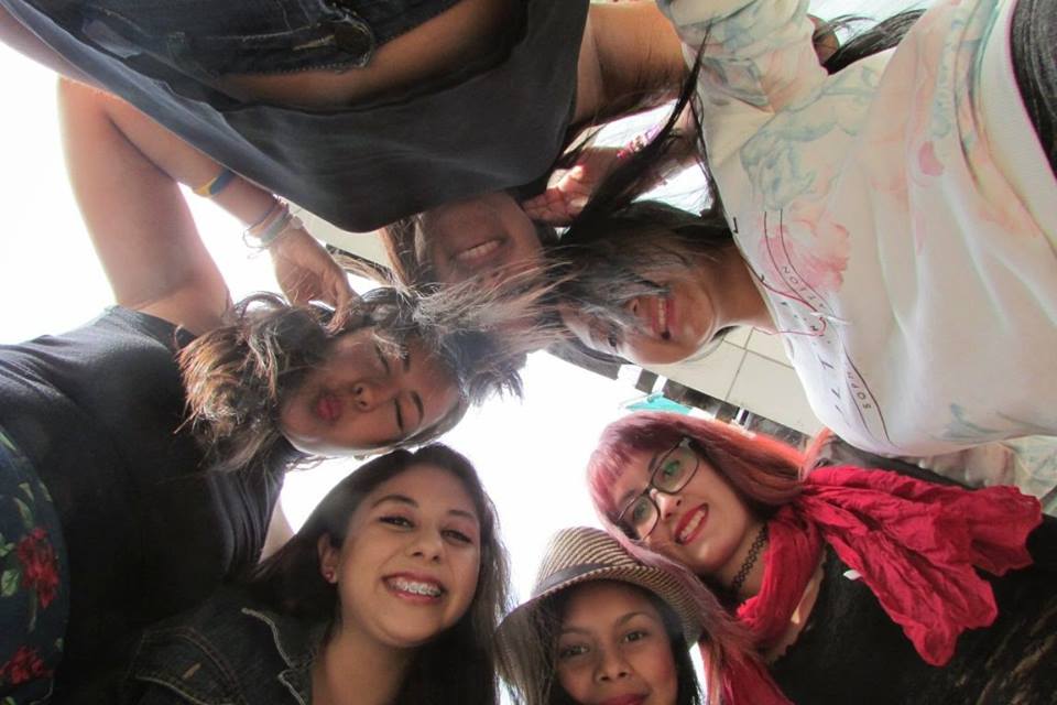 Liareinny's tweet photo. "La distancia sólo aumenta el deseo de reencontrarse." #1AñoDelInicioDelCoderFriendsDay ¡LAS AMO! :') ♥ https://t.co/mEOH0G8xmT