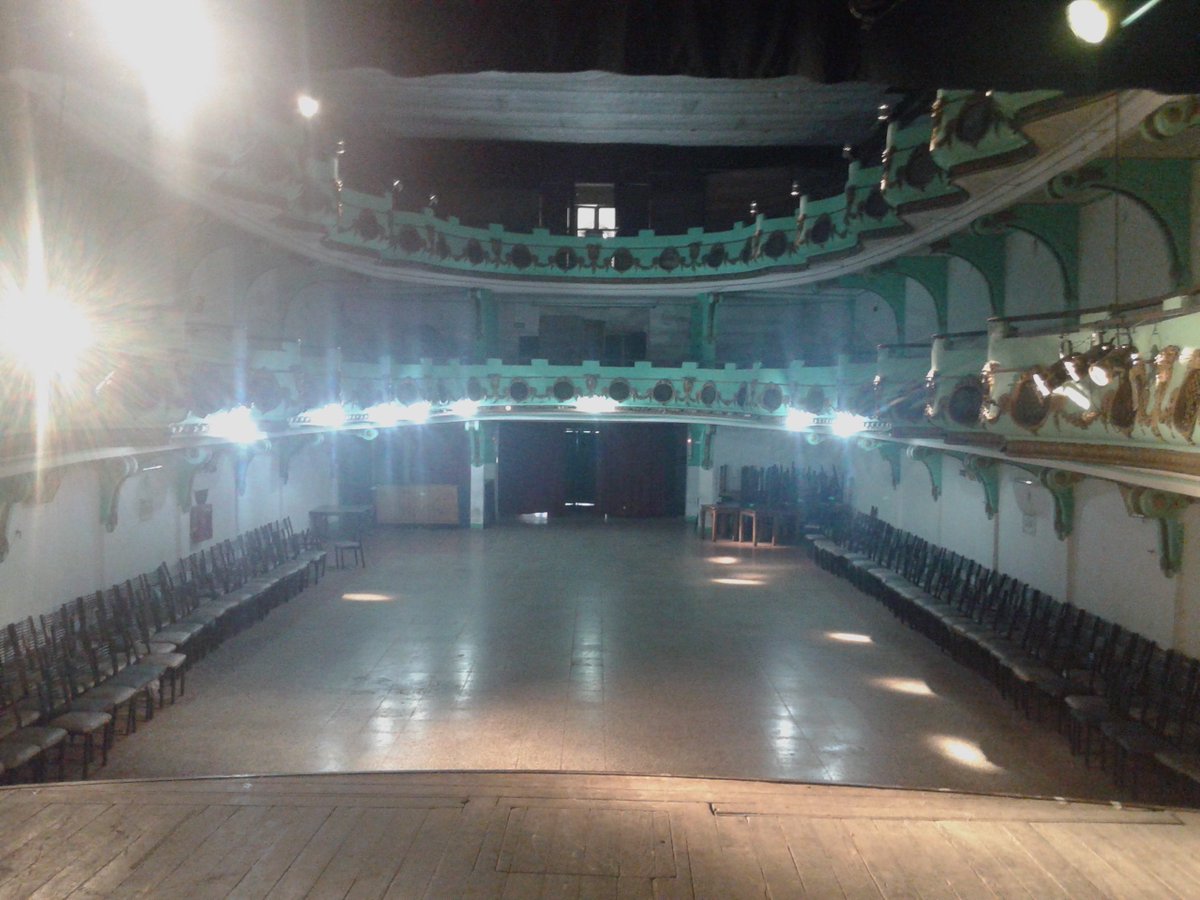 Profugos_Borda's tweet photo. Ultimando detalles para el 26/12! Teatro Verdi desde el escenario...
https://t.co/4gwDz24Lw7
#FiestaProfuga https://t.co/8ROl89okvR