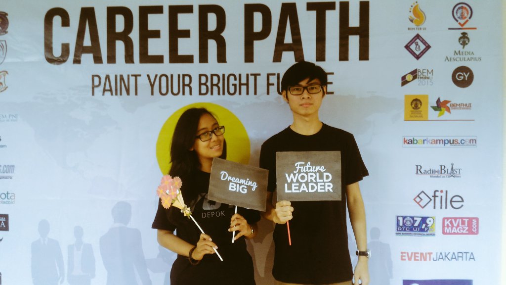 YoungOnTopDepok's tweet photo. Dreaming Big! Future World Leader! in frame @dannytandean and @velleyeti . Terdapat stand photobooth #FuturePainter https://t.co/JEdSZSIcRC