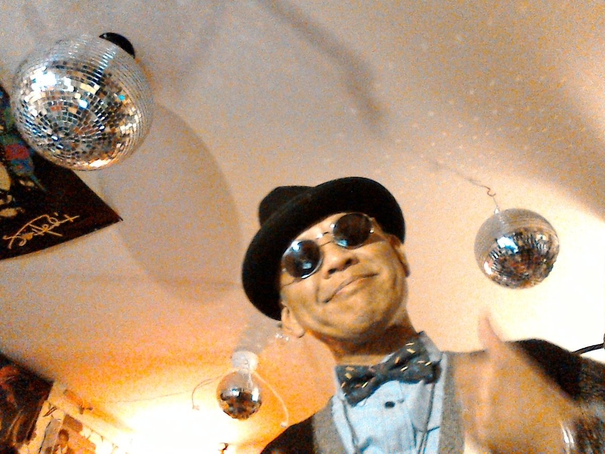 tadpolechikami's tweet photo. ひゃっほ～！
ミラーボールが３ツ！
#tadosaka #tad #ochantencho #cool #mirrorhead #win #nakazakicho #mirrorball #中崎町 #中崎町古着 https://t.co/OilRYoUBsf