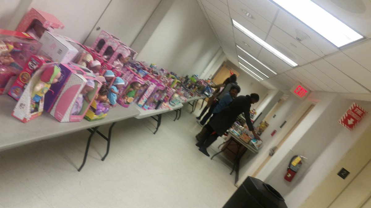 CurtisJohnsn258's tweet photo. Having a great time wrapping gifts for #Baltimore kids w/ .@GBLAimpact #C4CP #BMOREWRAPS https://t.co/mfMR0wxjgY