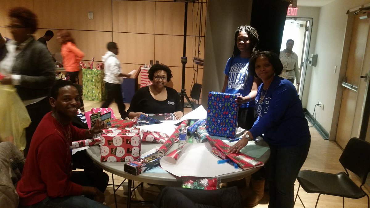 CurtisJohnsn258's tweet photo. Having a great time wrapping gifts for #Baltimore kids w/ .@GBLAimpact #C4CP #BMOREWRAPS https://t.co/mfMR0wxjgY