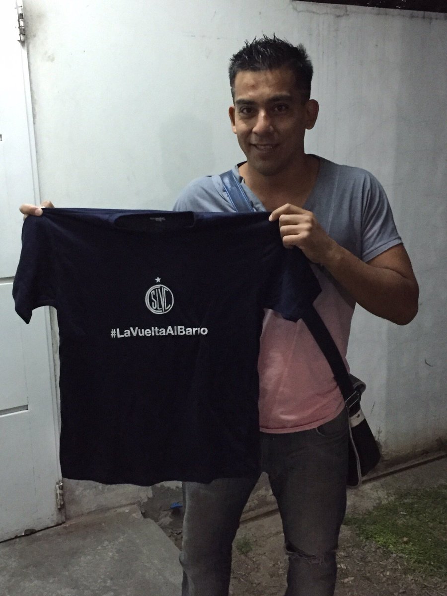 ShowdelaLigaLP's tweet photo. Mientras que Leo Ramírez fue el afortunado que se llevó la camiseta de @CSLVC, y la retiró de @SomosDeporteok https://t.co/oVH37KWEr9