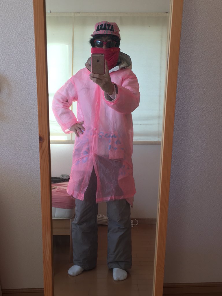 びんご On Twitter ももクリ参戦服その4 10年以上前のスキーウェアなので推し色のレインコートをまとう レインコートの裏に透明フィルムに印刷した文字を貼る予定 仮止めしたの反対になってる 腰には寒い時用にギャラパーをまいとく Https T Co P8nyio7jqs