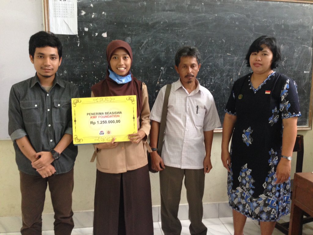 kmf_ugm's tweet photo. Penerima beasiswa "KMF FOUNDATION" atas nama Febri Rahmawati dari SMKN2 Yogyakarta https://t.co/mdd4ggOJ5x