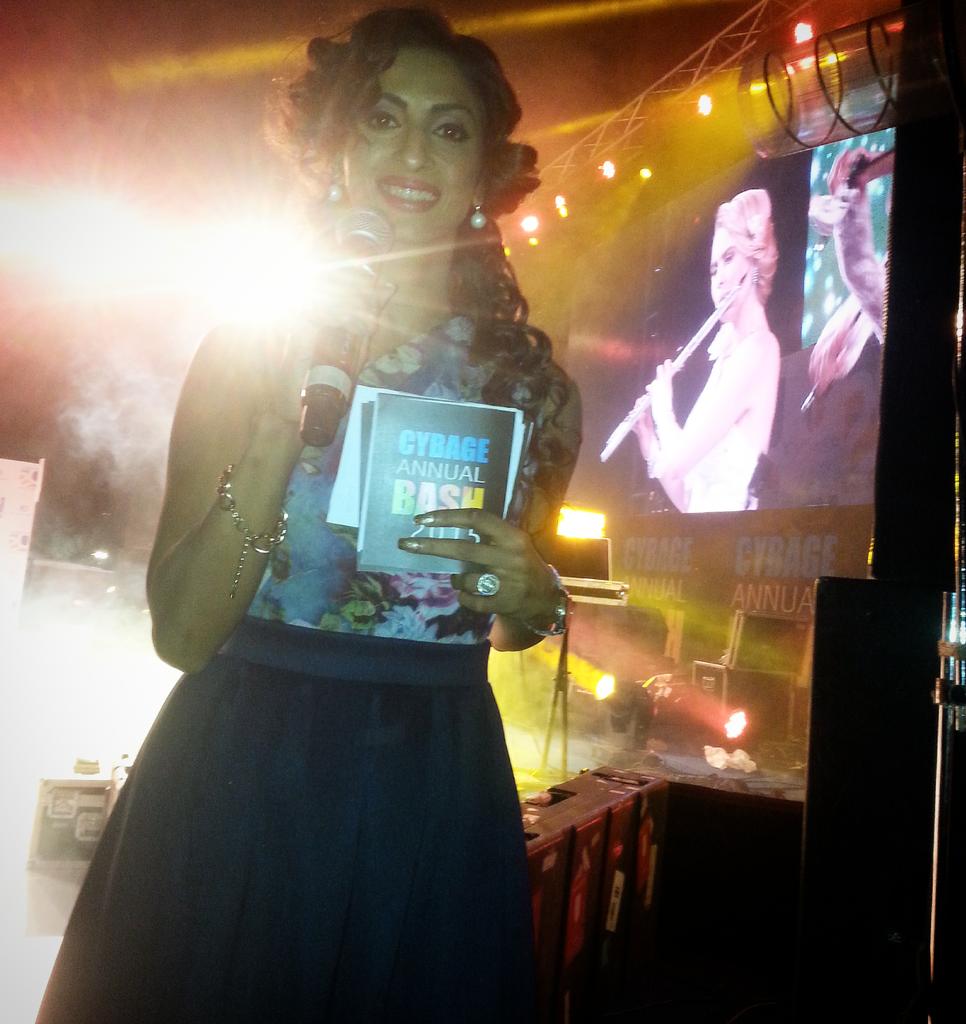 sandhyashetty's tweet photo. #sandhyashetty #Model #actor #tvpresenter #Emcee #pune #event #cybage #cybagepune #Annualbash2015 https://t.co/b9zI85svSw