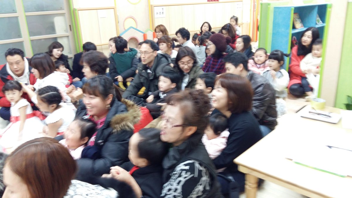 산성3어린이집 부모님 교사 아이들이 하나되어 심장병 아이 돕기에 정성을 모아 전달하였습니다. 내 아이를 사랑하듯 우리나라의 아이를 내 아이로 생각하며 가족 음악회와 함께 훈훈한 연말을  보내니  참 좋습니다.