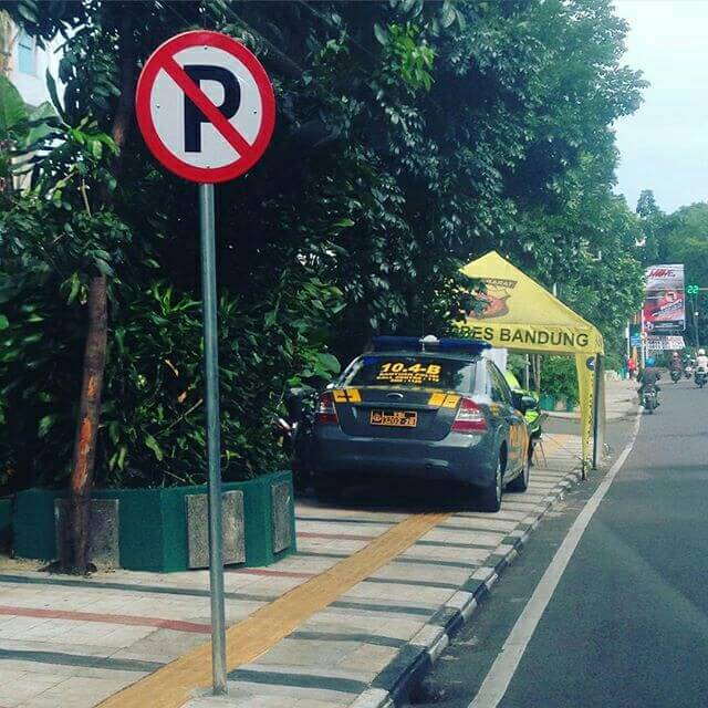 ryan_vanza's tweet photo. Kalo warga sipil ngelanggar lalu lintas di hukum polisi, kalo polisi ngelanggar dihukum siapa? @ridwankamil https://t.co/LmI7JP0gQP