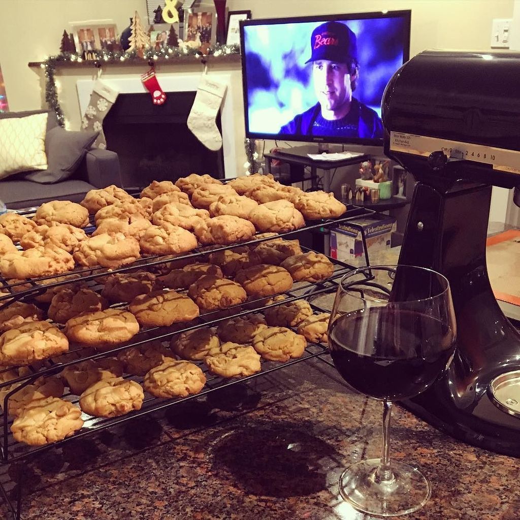 karen1202's tweet photo. Wine. Christmas Vacation. Cookies. #bakeallnight https://t.co/Ew22KSqfOw https://t.co/zWddu3kvfO