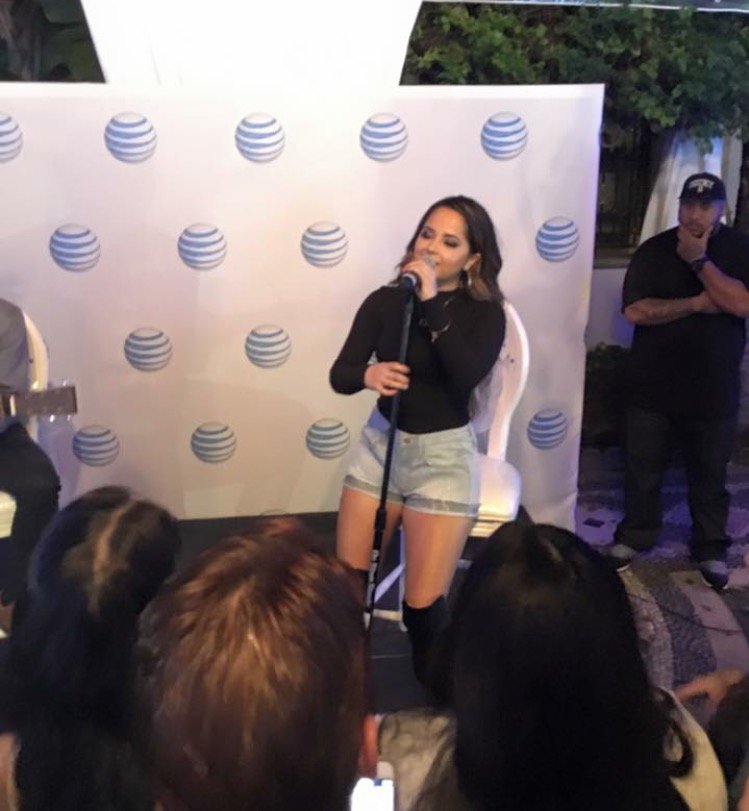 KatherineDoble's tweet photo. La belleza @iambeckyg canta en vivo - Gracias @ATTLatino #ATTBeckyGCover https://t.co/Ib0B5ahfdQ