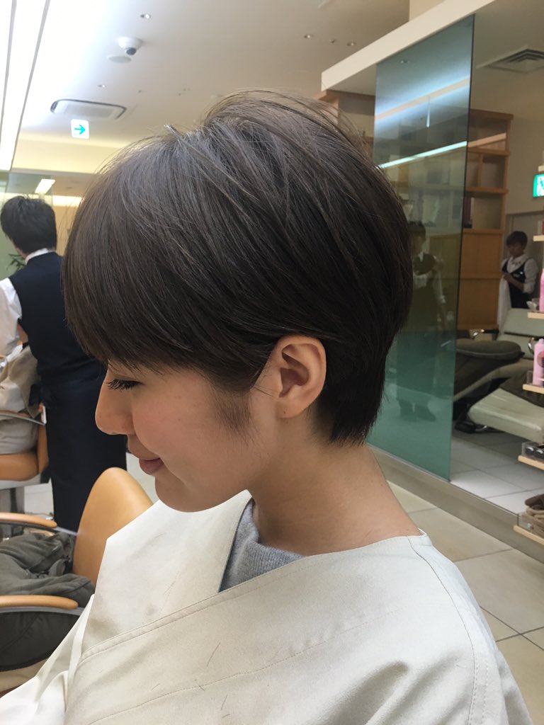 守永真彩 美容院 昨日 すっっごい髪短くしたくてベリーショートにしちゃった 色はフレンチアッシュ 来年の春に出す色らしい 先取り 笑 Peek A Boo 銀座並木通り店 3週間に1回通ってます 担当諏訪さん T Co Dpixphivnb