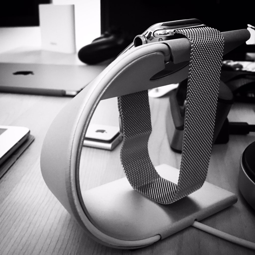 nieantyfan's tweet image. Jakoś wykonania 11/10👌 #nomad stand #applewatch #milaneseloop