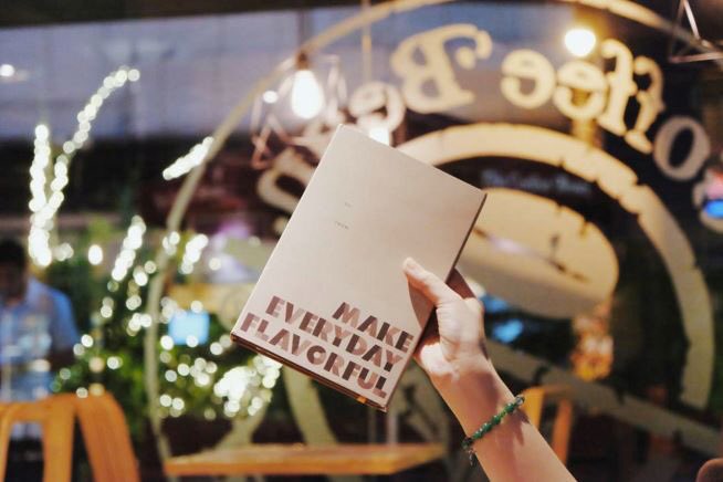 cbtlph's tweet photo. Still thinking of the best gift for your favorite people? Surprise them with a #GivingJournal2016! 📷:@claricemirhan https://t.co/XFLZX6x2yo
