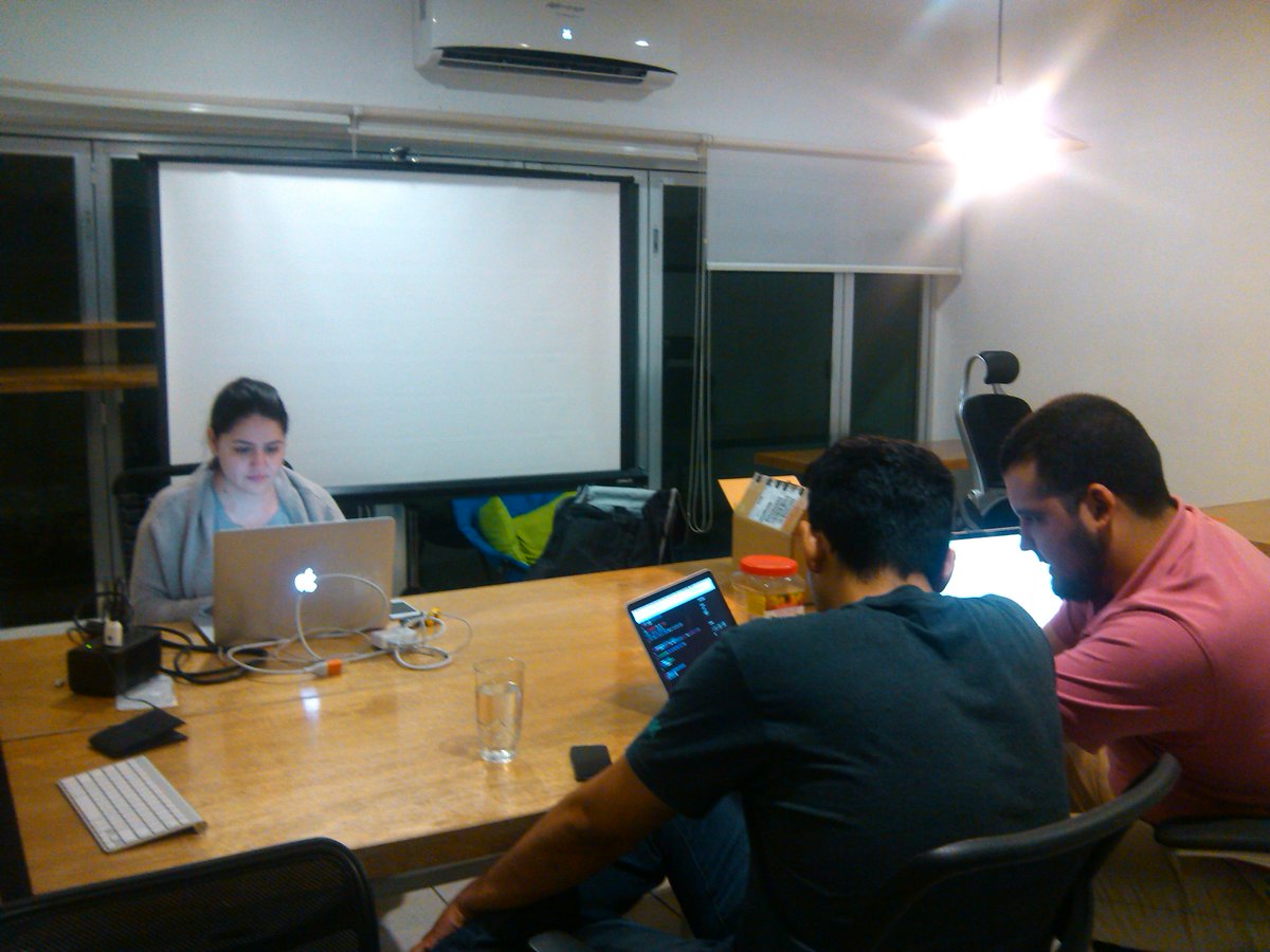 CommitMx's tweet photo. #hackingNight aprendiendo #swift y #elixir en @theOfficeCowork https://t.co/XQd27d52j1