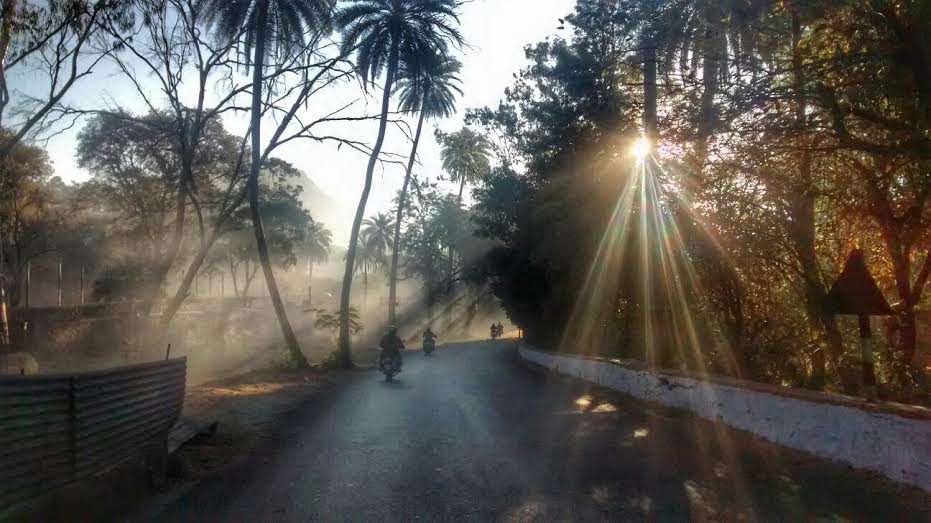 BikeWale's tweet photo. Day 8 of #TOR2015 with the @royalenfield and our morning started with this mist around. https://t.co/vjooWtwNTu