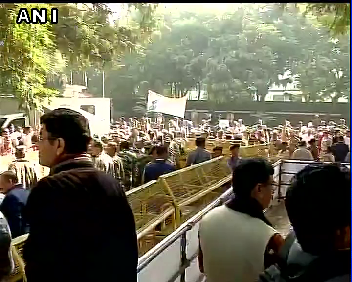 ANI's tweet photo. Congress supporters gather outside Congress HQ in Delhi https://t.co/EMHe72Sy1J