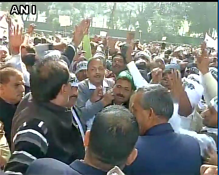 ANI's tweet photo. Congress supporters gather outside Congress HQ in Delhi https://t.co/EMHe72Sy1J