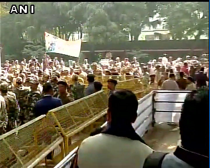 ANI's tweet photo. Congress supporters gather outside Congress HQ in Delhi https://t.co/EMHe72Sy1J