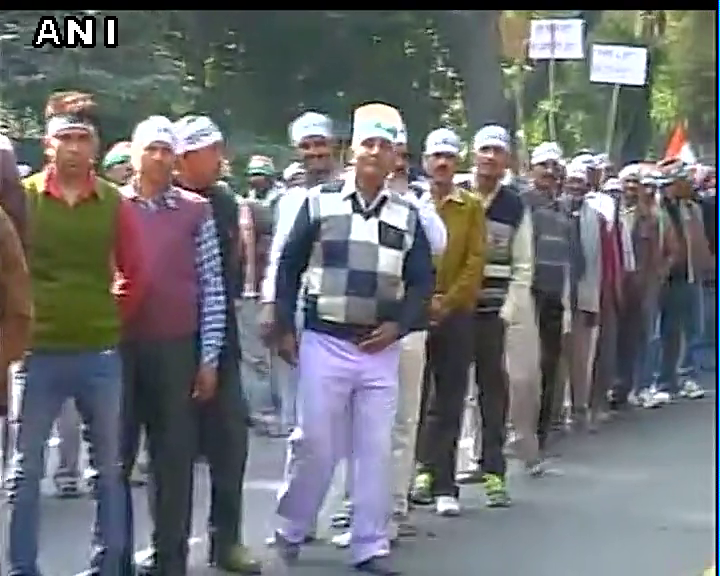 ANI's tweet photo. Congress workers gather outside party HQ in Delhi #NationalHerald https://t.co/13GUm7XmHS