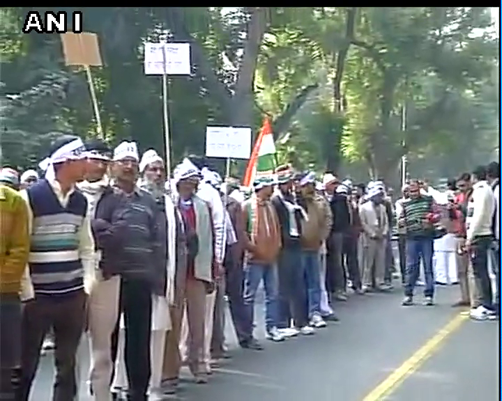 ANI's tweet photo. Congress workers gather outside party HQ in Delhi #NationalHerald https://t.co/13GUm7XmHS