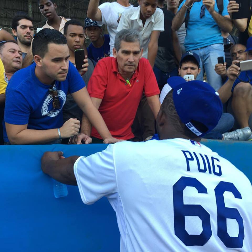 Puig talking to Yasmani Grandal's brother and father in Cuba. : r