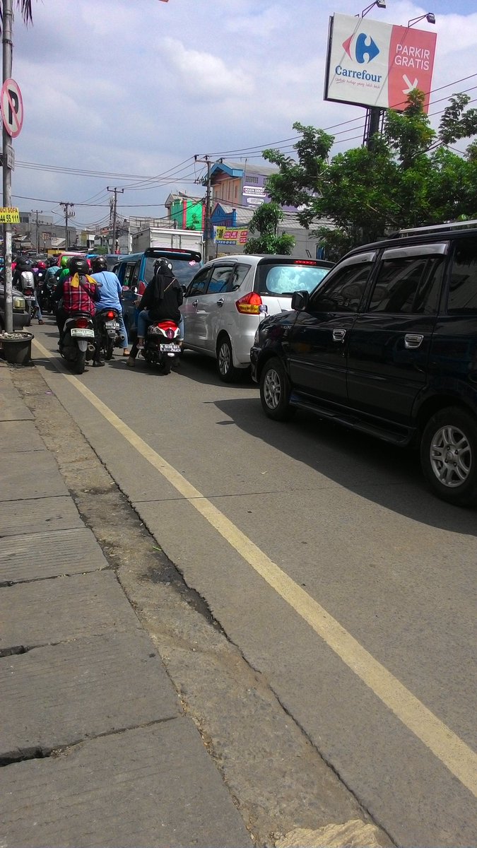 malikibrahim90's tweet photo. @pt_jasaraharja. Jl
Dewi Sartika Depok macat dikedua arah. Antrean sebelum &amp; selepas pintu perlintasan kereta api. https://t.co/FzqyxpnGbo