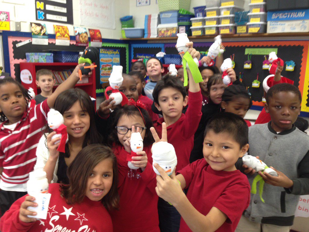 AnneMelone6's tweet photo. Celebrating snowmen, sharing, and selfies. Second Grade rocks at Serena! #161learns @SerenaHills_161 https://t.co/cyHXjrlHwY
