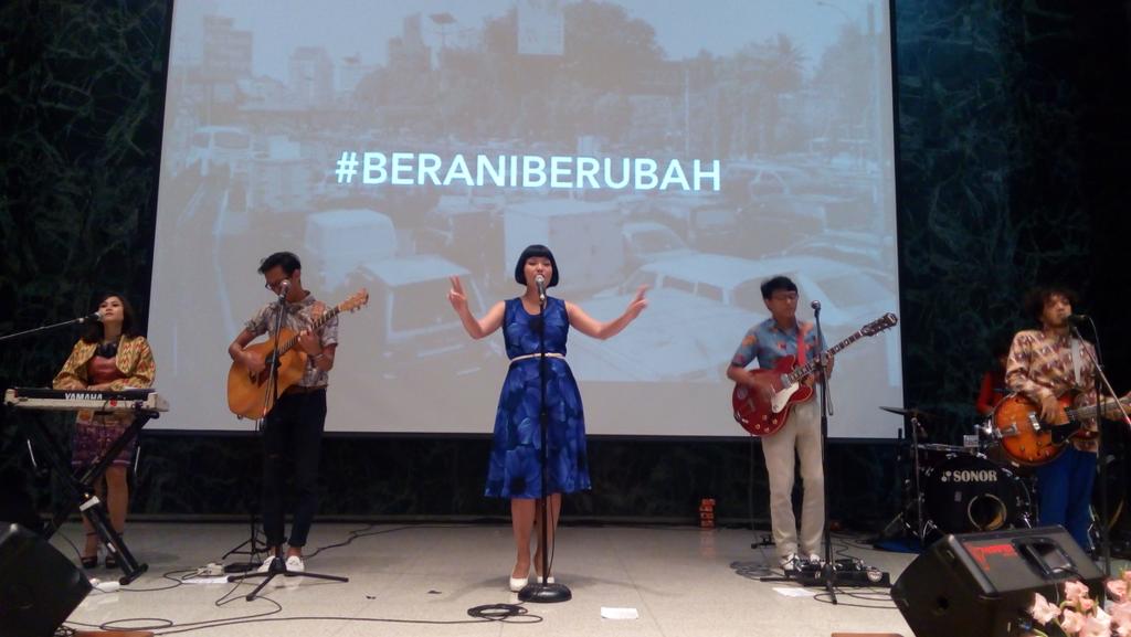 Weekend indie, habis ngisi talkshow di BalKot DKI eh dapet private show White Shoes :))