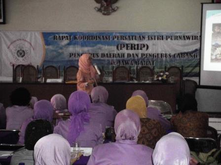 elmeidian's tweet photo. Persatuan Istri Purnawirawan Jawa Barat #pelatihan3R @RiaIsmaria https://t.co/ankD8nKiwD