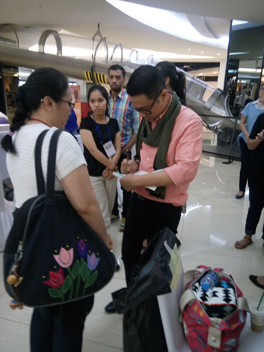 BroadcastingFes's tweet photo. @HilbramDunar is signing his book for his reader. #BF2015 https://t.co/bmM2jSynrN