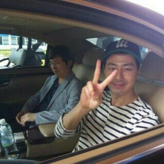 Kikiyuristika's tweet photo. Jo In Sung lagi diBanten tepatnya disalah satu perusahaan sepatu pnya korea ah ganteng😊 @K_DramaIndo @TheDramaKorea https://t.co/v5sgJuMm9x