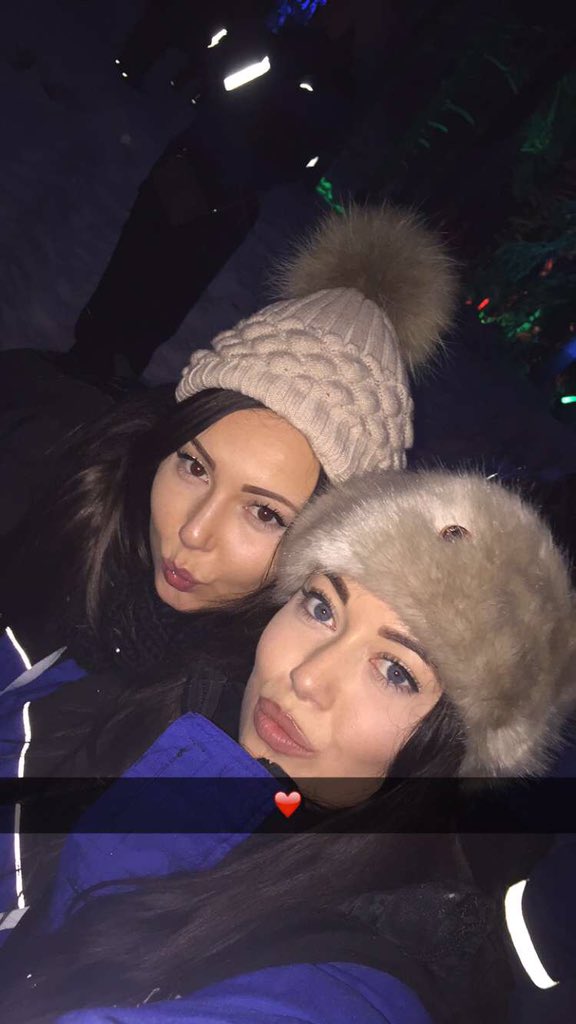 delamaina_'s tweet photo. Lapland!! ✈️🎅🏼🎄❤️🎉 @elliedelamain https://t.co/HvYKqAD5eK