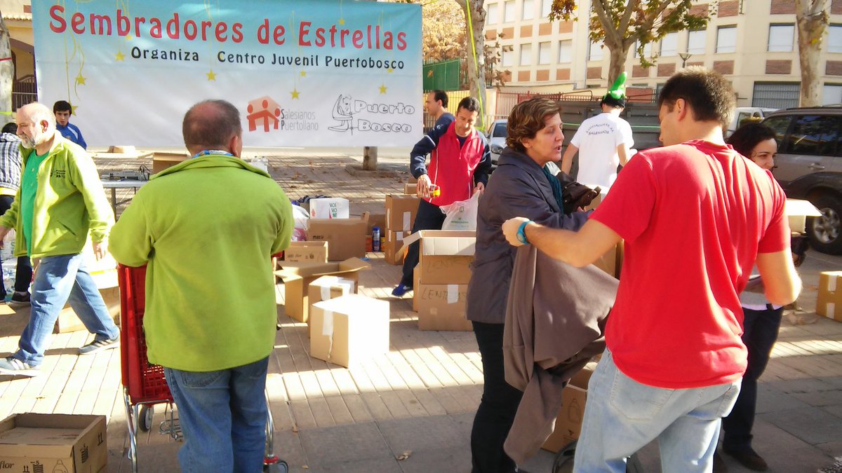 SJBpuertollano's tweet photo. Tras el último empujón, lis Sembradores de Estrellas van cargando los kilos para llevarlos a los centros sociales. https://t.co/fZc7zrutZ9