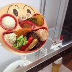 すごく美味しそうだけど･･･!拷問にしか見えないアンパンマンのプレート!