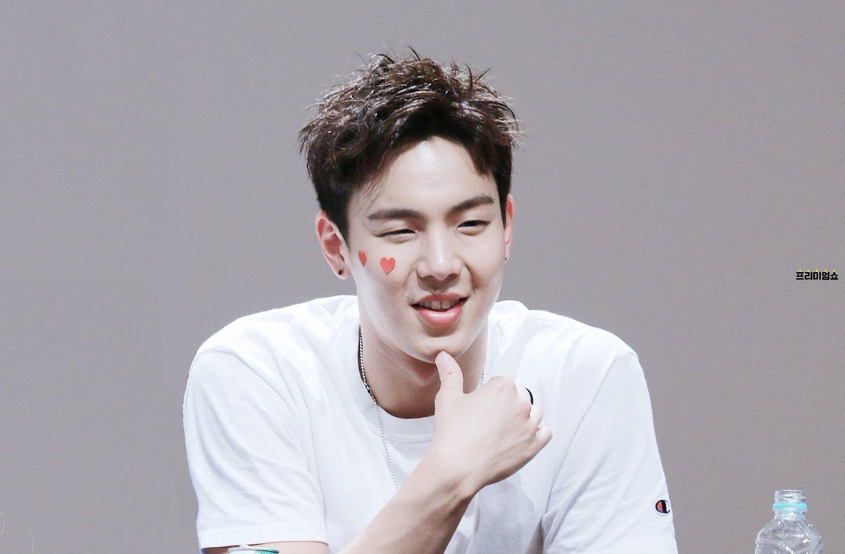premiumshownu's tweet photo. 151213 용산 팬사인회 #셔누
그가 살며시 윙끄를 하고는.... 수줍게 웃었다....☆ https://t.co/6BuZvtMKrZ