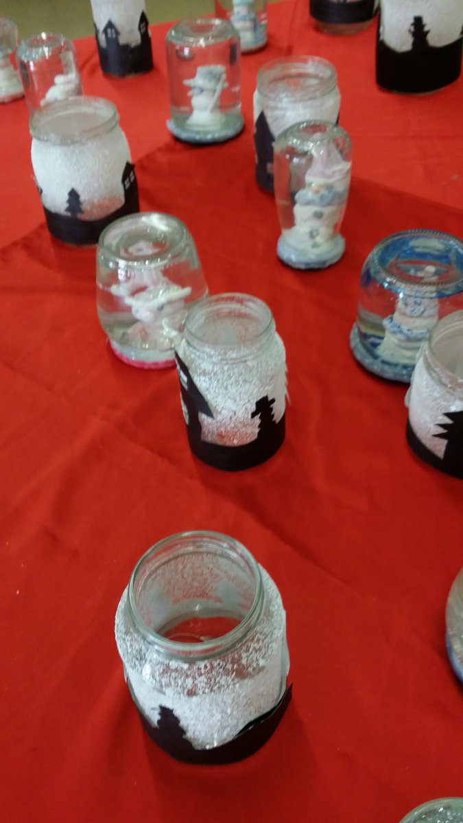 EscolaElPolvori's tweet photo. Exposem treballs de #Nadal. #Guarniments originals, #postals entranyables,...
Ha quedat un vestíbul de pel·lícula! https://t.co/NDeBbiscds